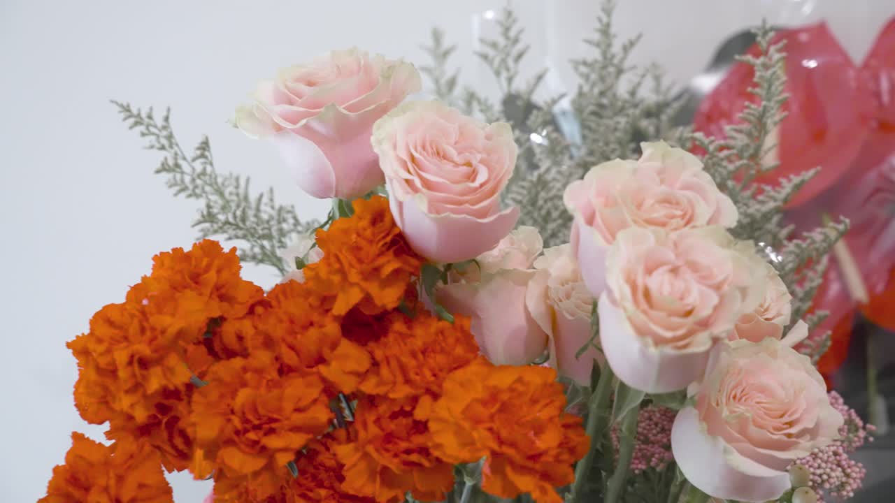 발렌타인 데이를 위한 다양한 꽃 주위 회전