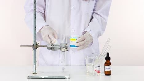 demostración de una reacción química en un entorno de laboratorio