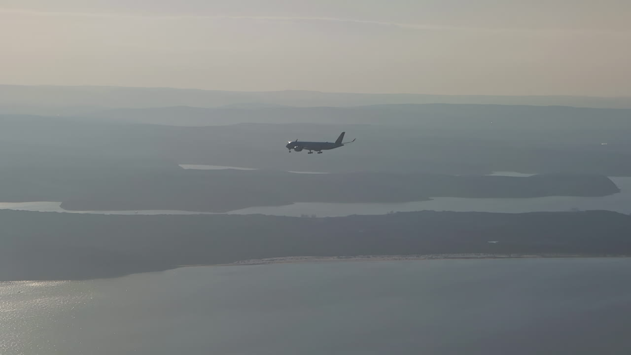 avión volando sobre turquía cerca de estambul con las ruedas hacia abajo
