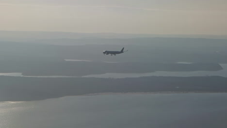avión volando sobre turquía cerca de estambul con las ruedas hacia abajo