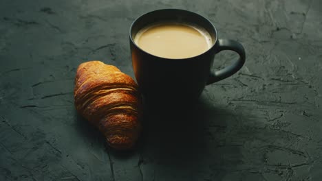 taza de café y croissant
