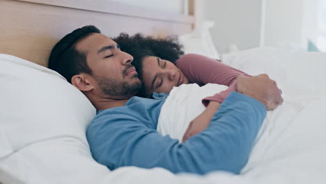 Pareja,-Dormir-Y-Despertarse-En-El-Dormitorio-Por-La-Mañana