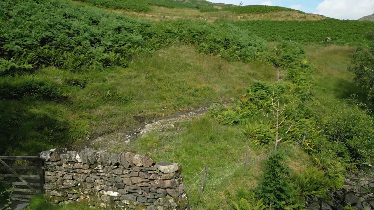 vista aérea baja de drones del puente alto de suecia y el hermoso río en el área de ambleside del parque nacional del distrito de los lagos