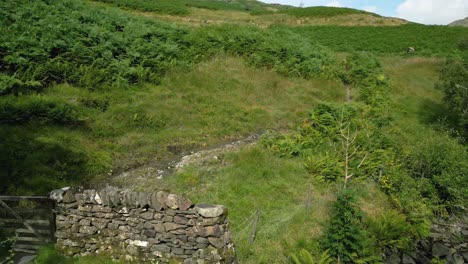 Niedrige-Luftdrohnenansicht-Der-Hochschwedenbrücke-Und-Des-Schönen-Flusses-Im-Ambleside-Gebiet-Des-Nationalparks-Lake-District