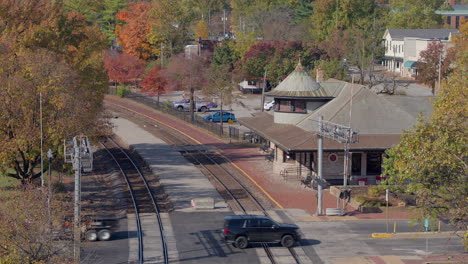 Antena-De-La-Estación-De-Tren-Y-Vías-De-Tren-En-Kirkwood,-Missouri-En-Un-Hermoso-Día-De-Otoño