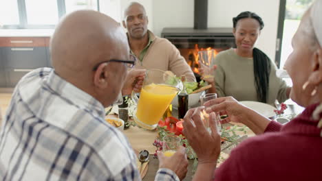 Afroamerikanische-Eltern,-Kinder-Und-Großeltern-Feiern-Beim-Thanksgiving-Dinner,-Zeitlupe