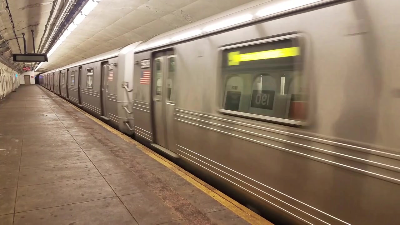 Treno in arrivo in stazione