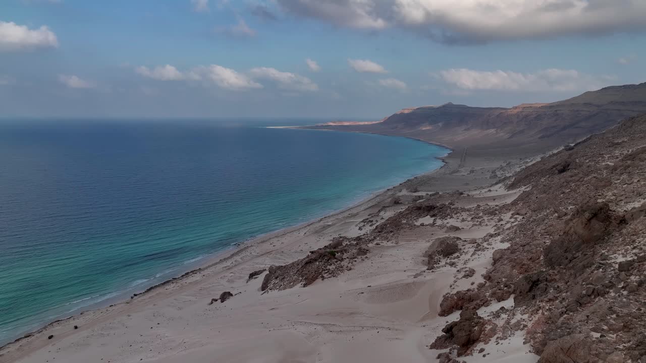 tranquilo mar azul de la playa de arher con dunas de arena en la montaña en la isla de socotra, yemen