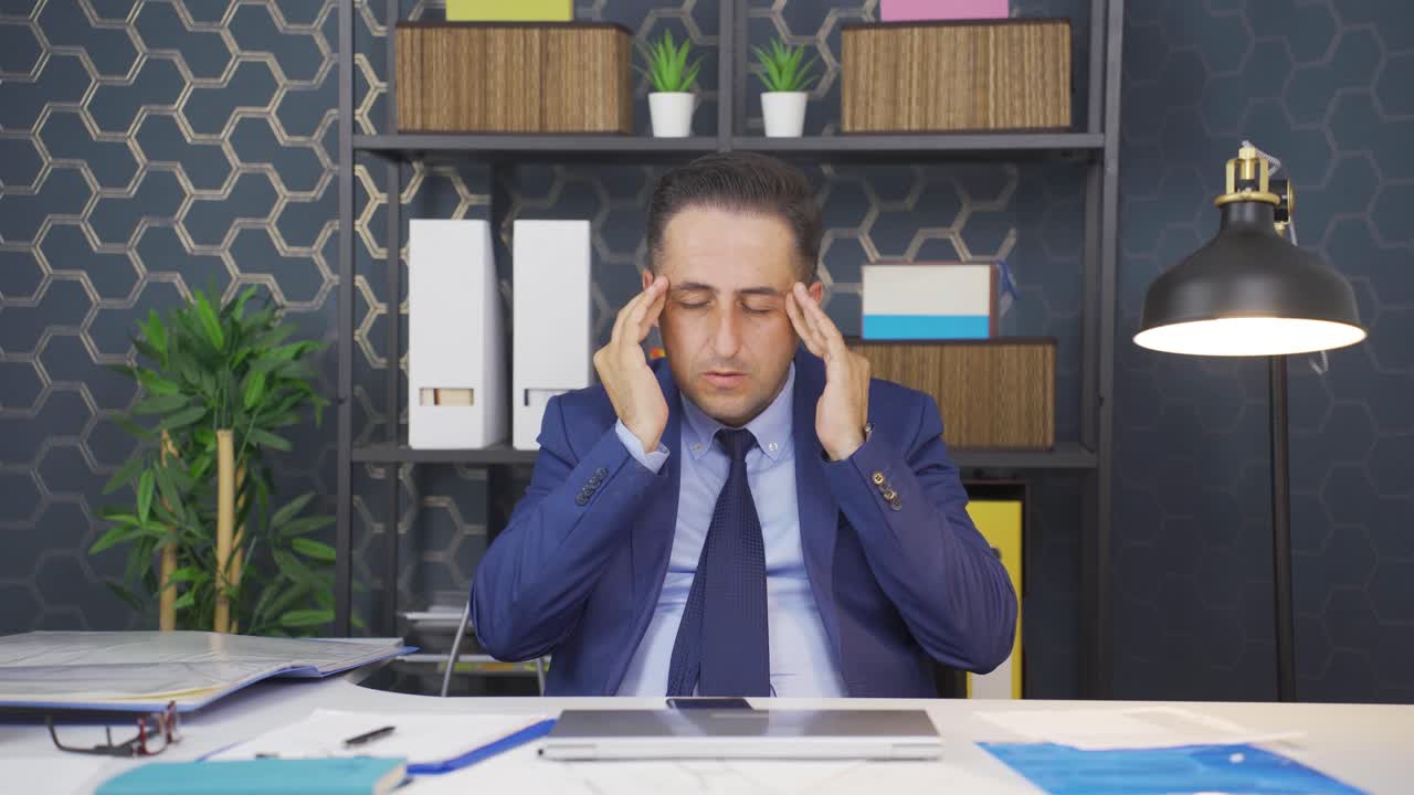 뇌종양을 가진 사업가가 두통을  ⁇ 고 있습니다.