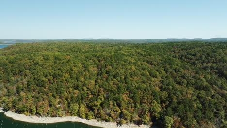 Paisaje-De-Exuberante-Bosque-Otoñal-Y-Lago-En-Eagle-Hollow,-Arkansas,-Estados-Unidos---Disparo-De-Drone