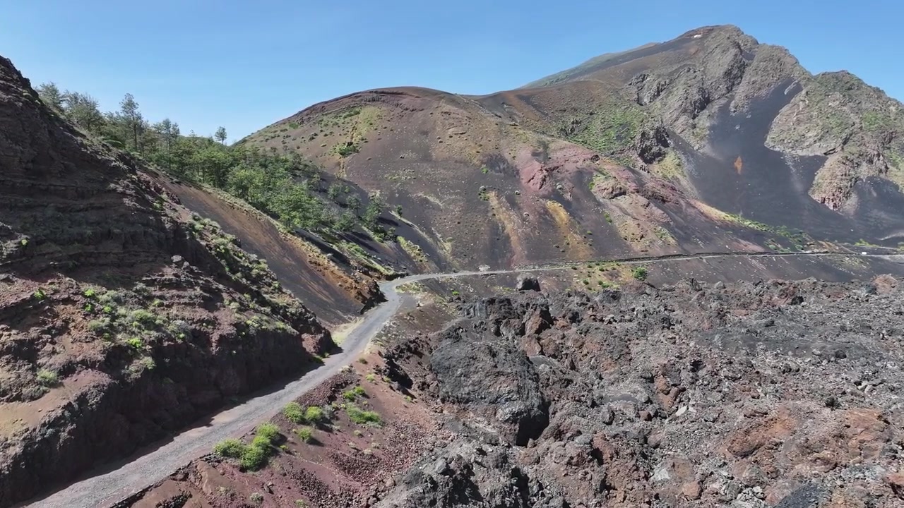 Ripresa con drone di una strada nel paesaggio dell'isola di Fogo, Capo Verde, colline vulcaniche e campi di lava.