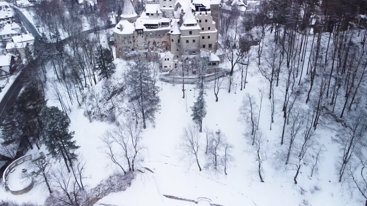 Zamek Bran pokryty śniegiem, legendarny krajobraz Draculi