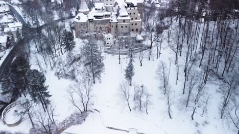 Bran-Castle-dressed-in-snow,-the-legendary-landscape-of-Dracula