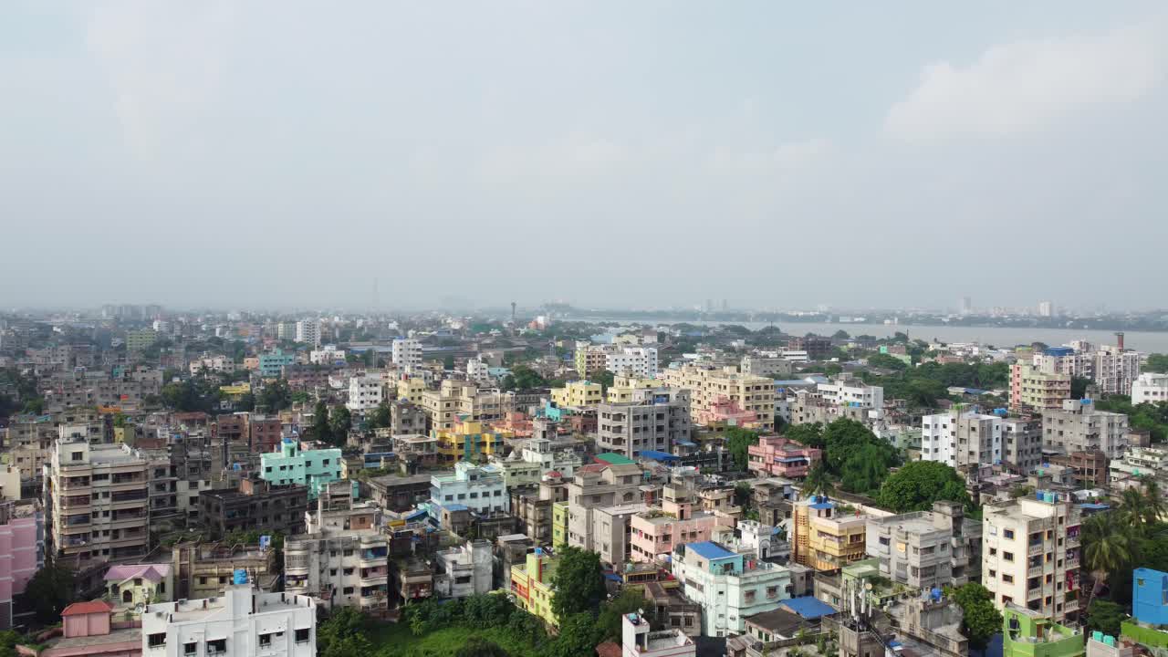 Un'area densamente popolata adiacente a Howrah sulle rive del Gange.