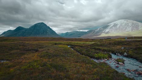 Filmischer-Berg-Und-Fluss-In-Schottland-4k-Drohne