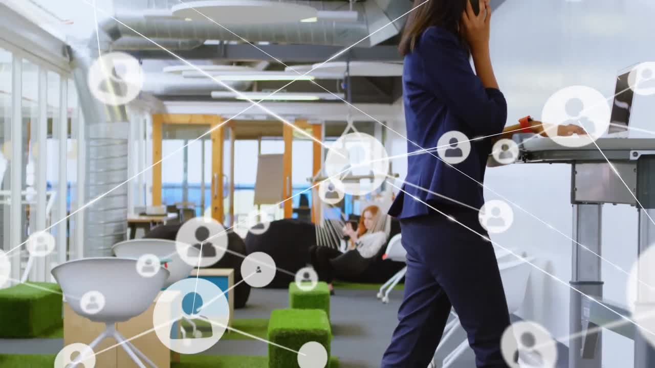 스마트 폰을 사용하는 두 인종의 사업가 여성에 대한 연결 네트워크의 애니메이션