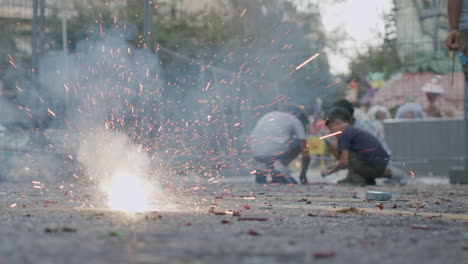 y niños explotando petardos en las fallas españa