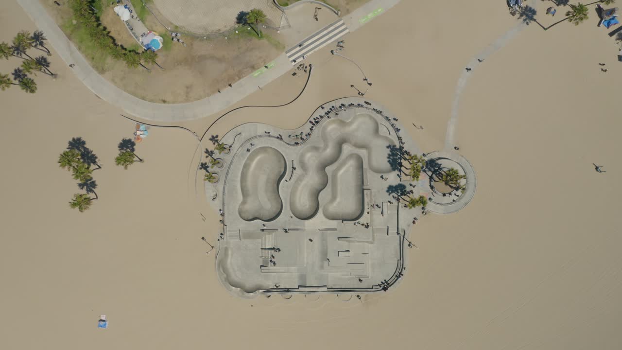 캘리포니아주 로스앤젤레스의 유명한 베니스 스케이트파크에서 스케이트를 타는 사람들의 하향식 전망