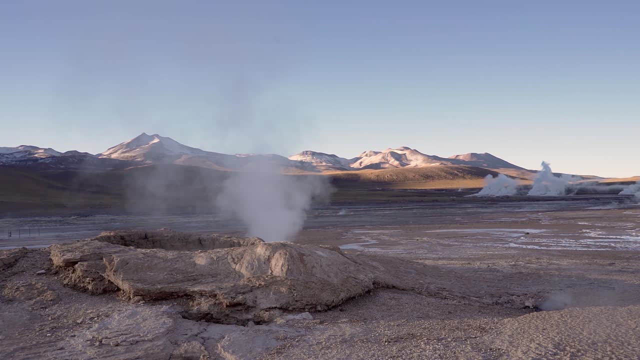 el géiser del tatio humeante en el desierto de atacama en chile, sudamérica