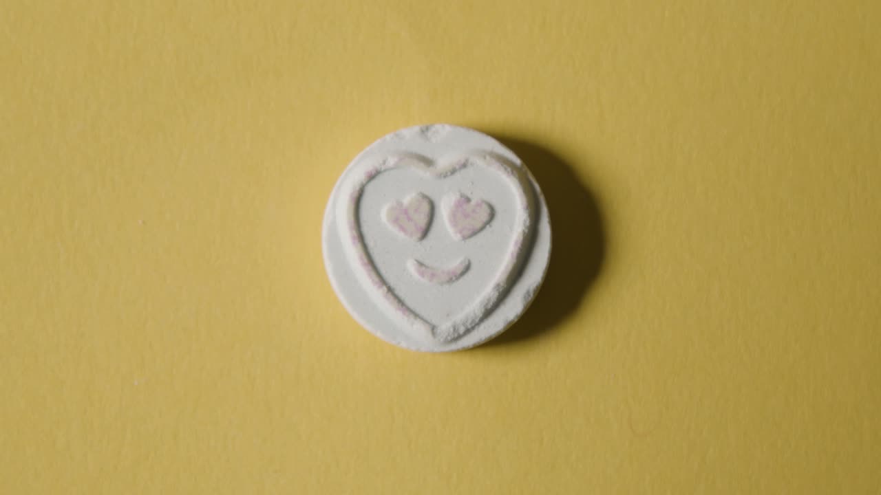 노란색 배경에 사랑 이모지가 있는 하트 캔디