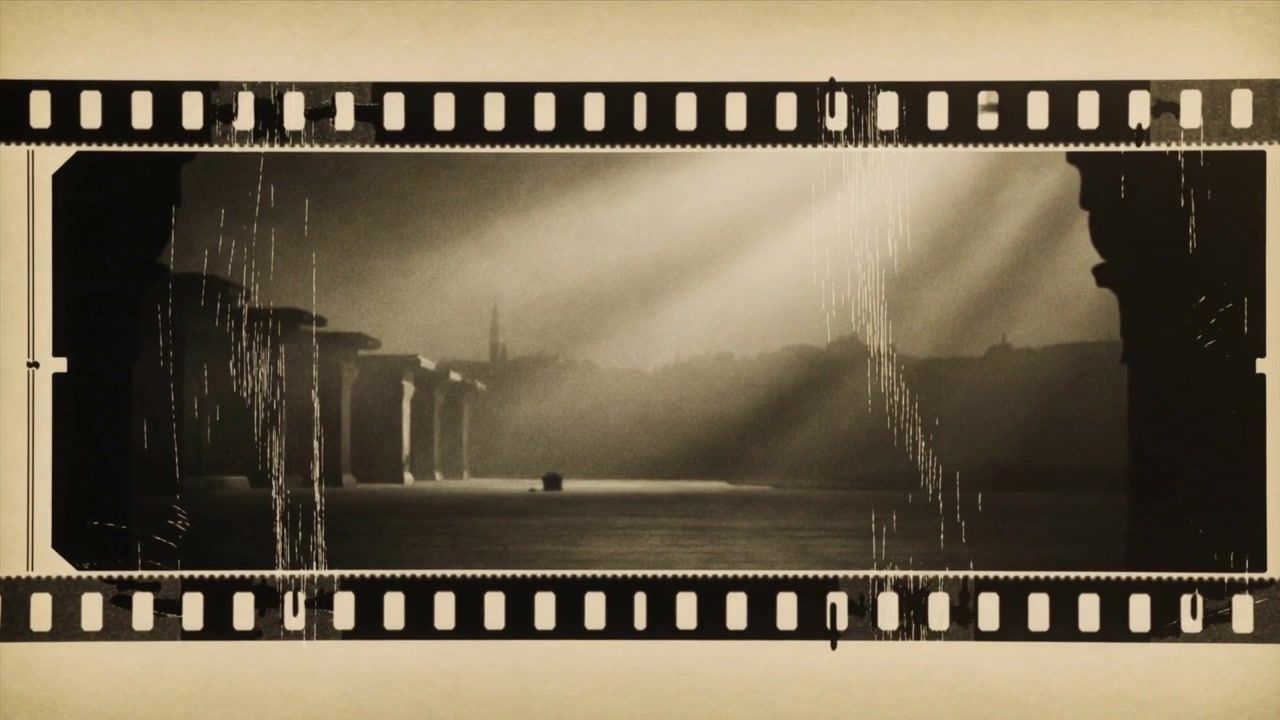 Kustscène projecteren met verschuivend licht, zwevende krassen die nostalgie oproepen, sepia rand.