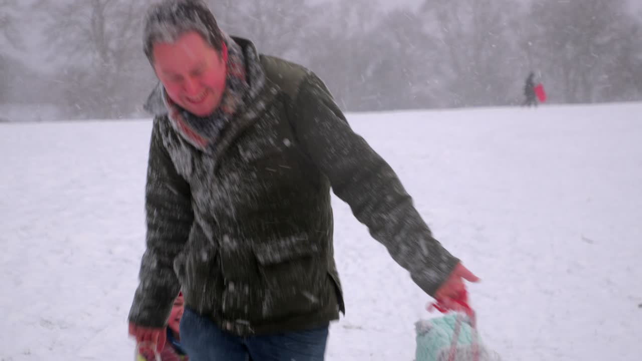 семейное веселье на снегу