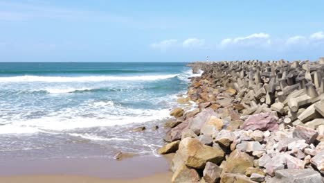 Schwenkaufnahme-Des-Alkantstrand-Dolos-Pier-Und-Des-Strandes-In-Richards-Bay,-Südafrika