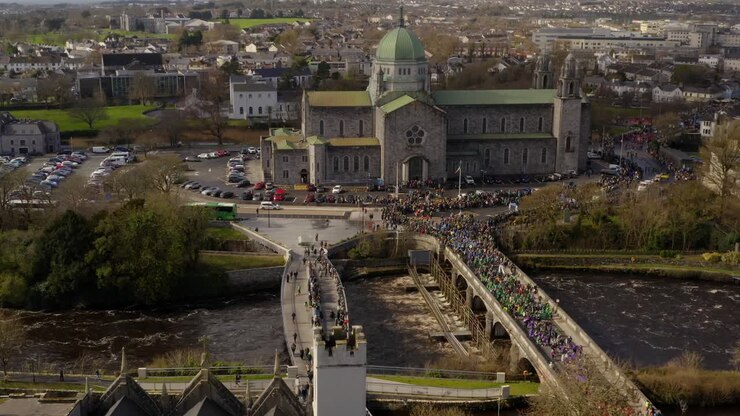 Parata di San Patrizio che attraversa il ponte della cattedrale di Galway