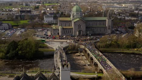 parada św. patryka przez most katedry w galway