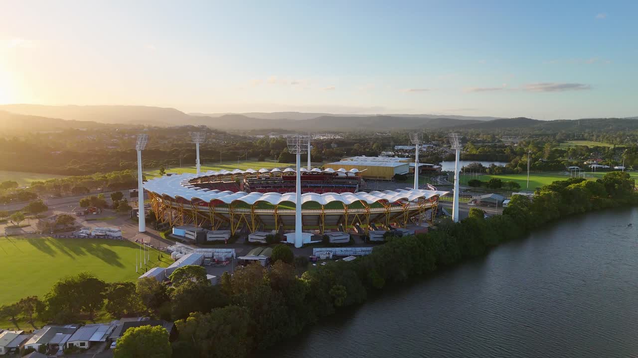 estadio por el río al atardecer en carrara
