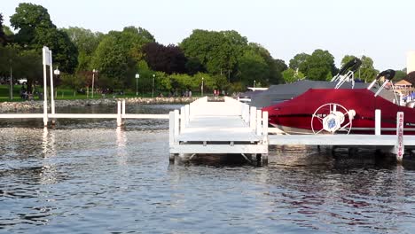 Weißer-Pier-Mit-Festgemachten-überdachten-Booten-An-Einem-Sonnigen-Nachmittagstag