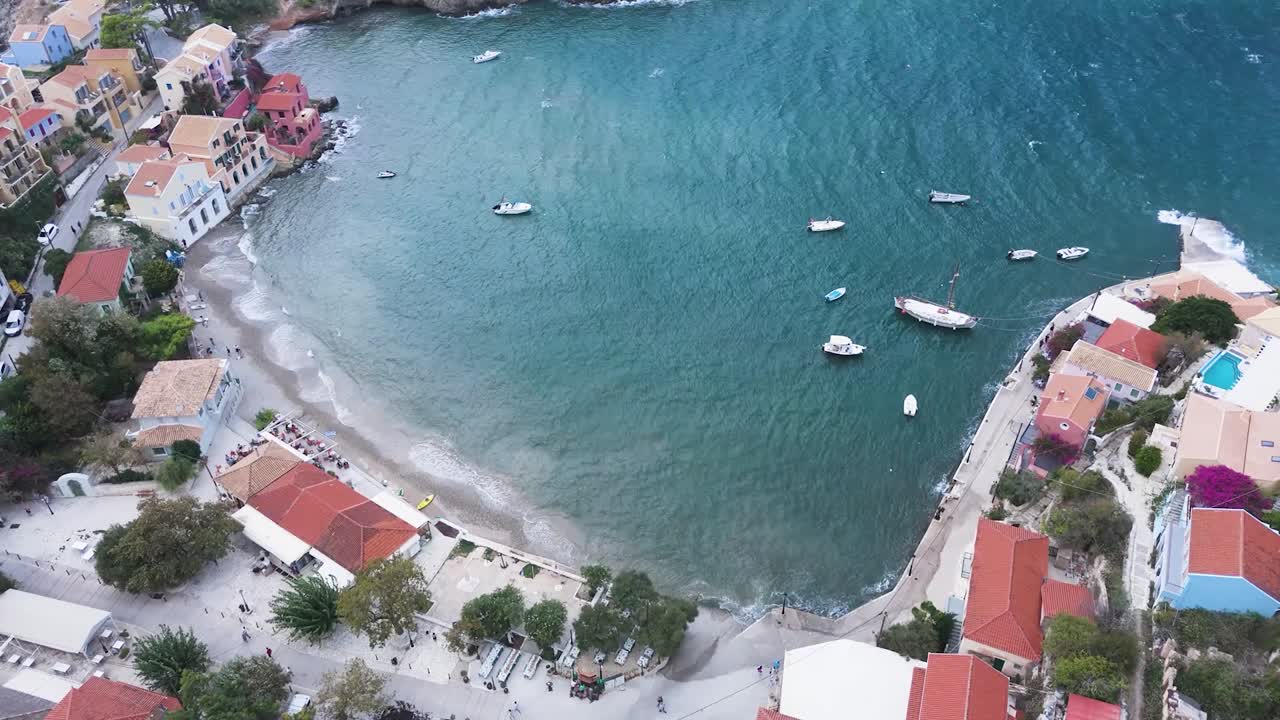 una vista aérea de una pintoresca aldea costera en grecia