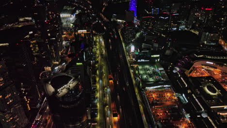 Antena-De-La-Ciudad-De-México-V66-Sobrevuelan-La-Autopista-La-Marquesa-Con-Tráfico-Nocturno,-Capturando-Edificios-Y-Torres-De-Gran-Altura-Del-Centro-Comercial-En-La-Avenida-Santa-Fe---Filmada-Con-El-Cine-Mavic-3---Enero-De-2022