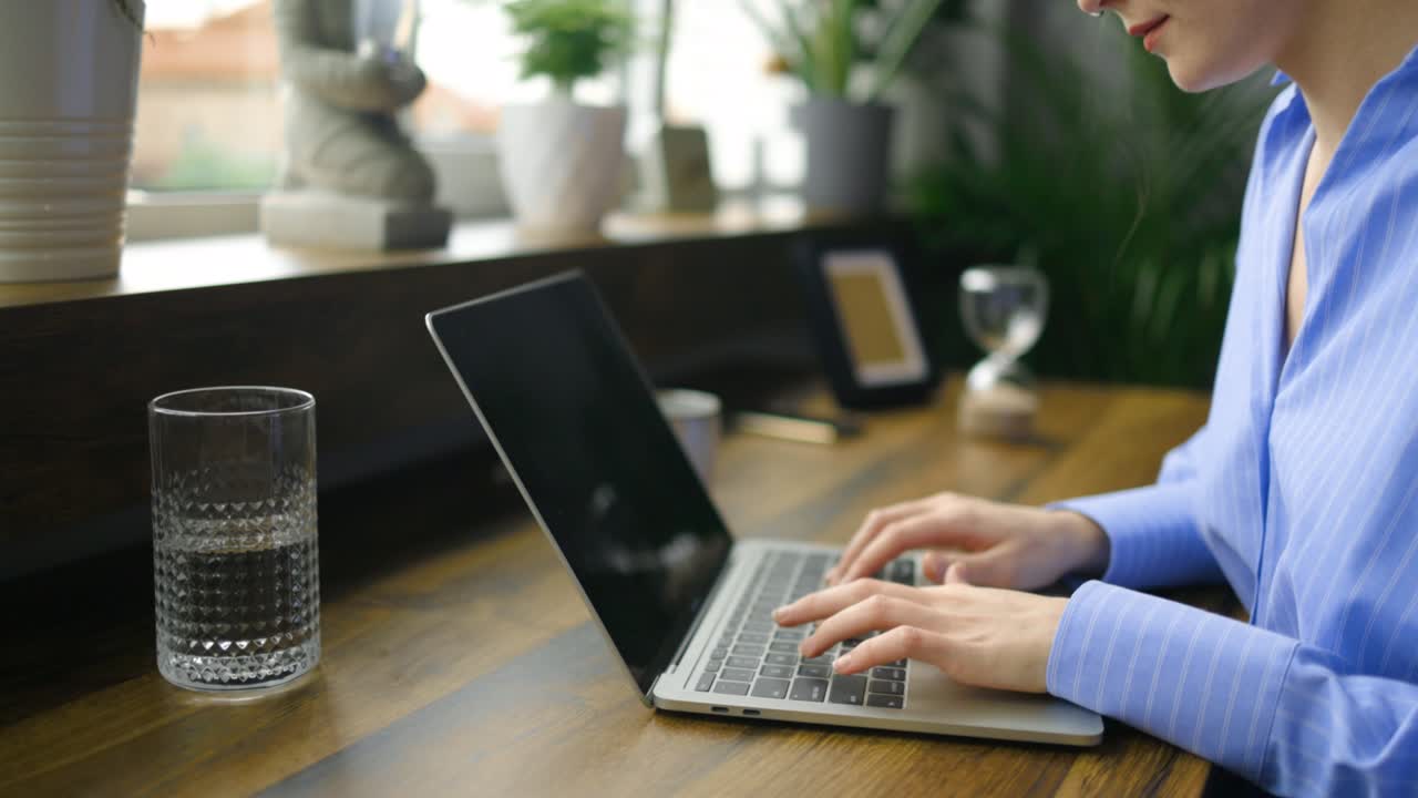 노트북 키보드에서 타이핑하는 인식할 수 없는 사업가