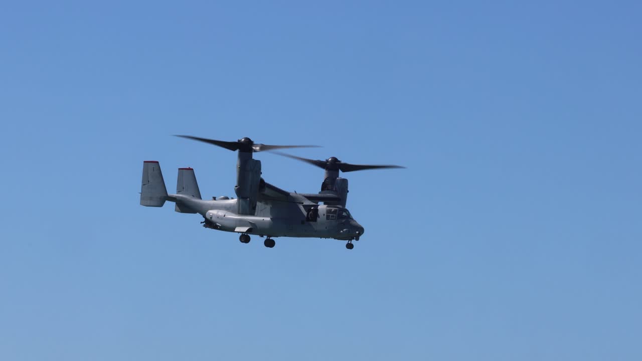 secuencia de un avión osprey volando contra el cielo azul