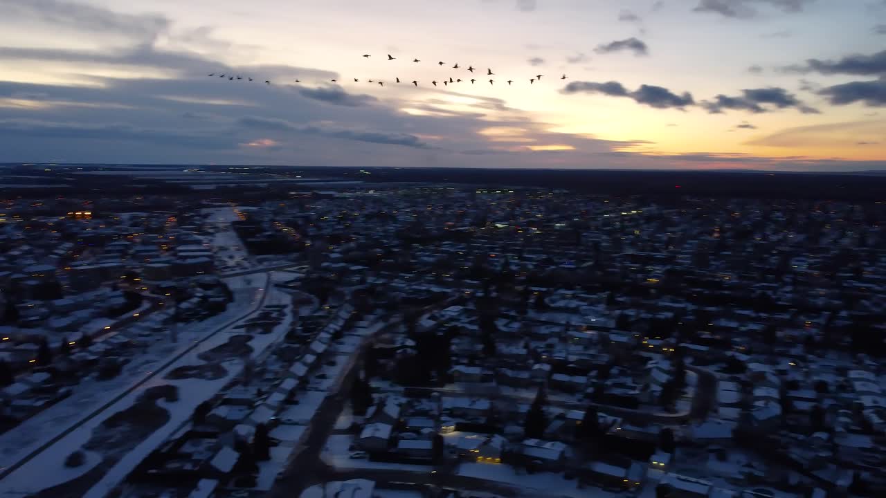 해가 지는 동안 눈 인 동네, 이 아지는 도시, 추운 겨울의 날, 교통, 해가 뜨는 날, 구름이 쌓인 하늘, 하늘에서 날아다니는 새, 큰 거리.