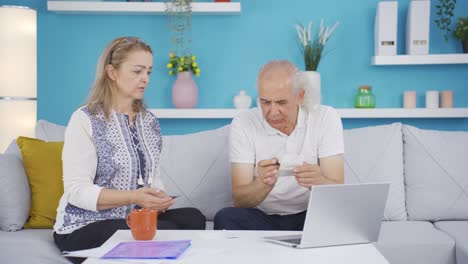 Pareja-Casada-Cabreada-Por-La-Alta-Factura.