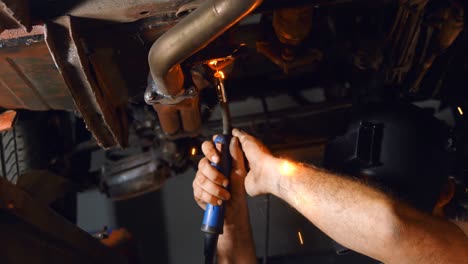 mecánico masculino usando una antorcha en llamas 4k