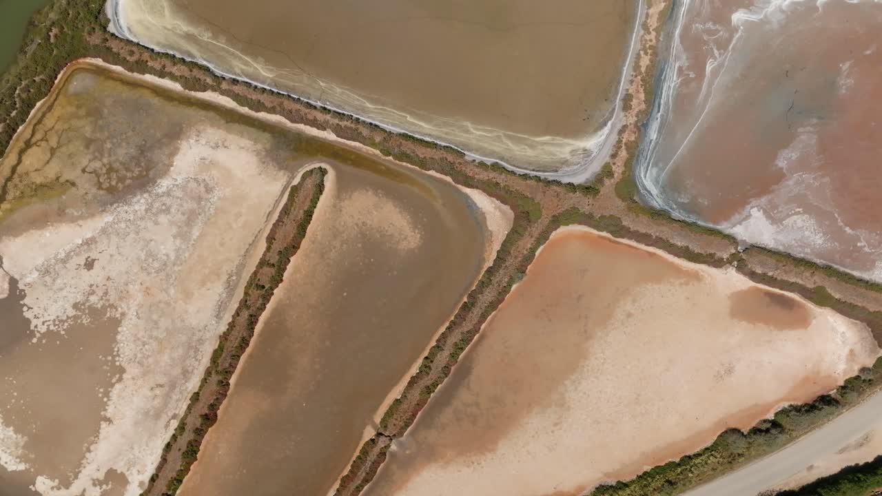 vista giratoria superior de los pisos de marismas saladas junto al río arade, drone aéreo