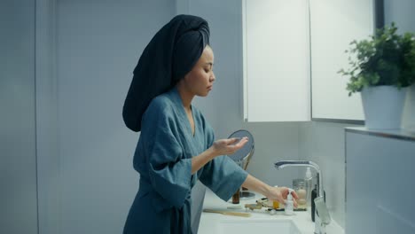 mujer aplicando cuidado de la piel en el baño