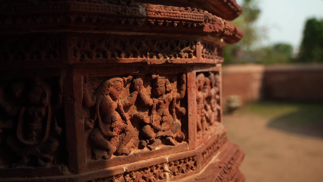 Kuil Madanmohan di Bishnupur adalah salah satu monumen arsitektur seni terakota. Hewan, Burung, Safir Hitam, 10 Avatar, dan kisah-kisah mitologi lainnya digambarkan dalam arsitektur.