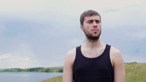 hombre al aire libre junto a un lago