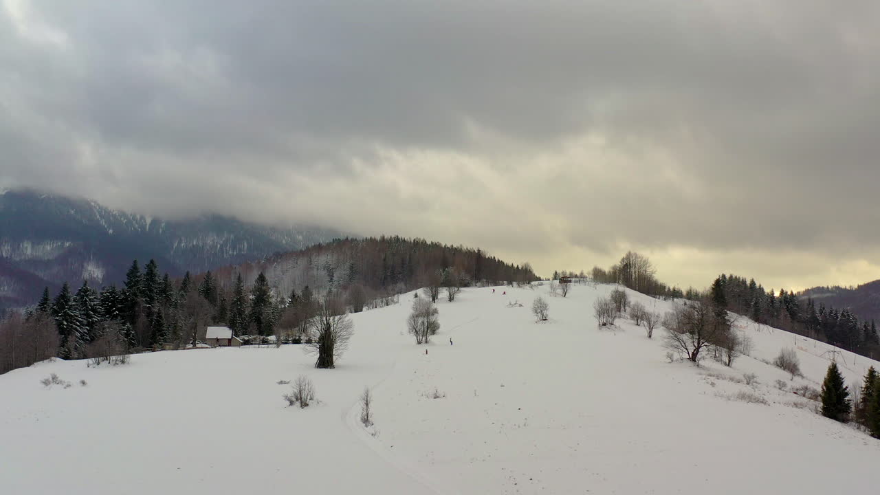 겨울의 산과 눈 인 언덕의 무인기 풍경