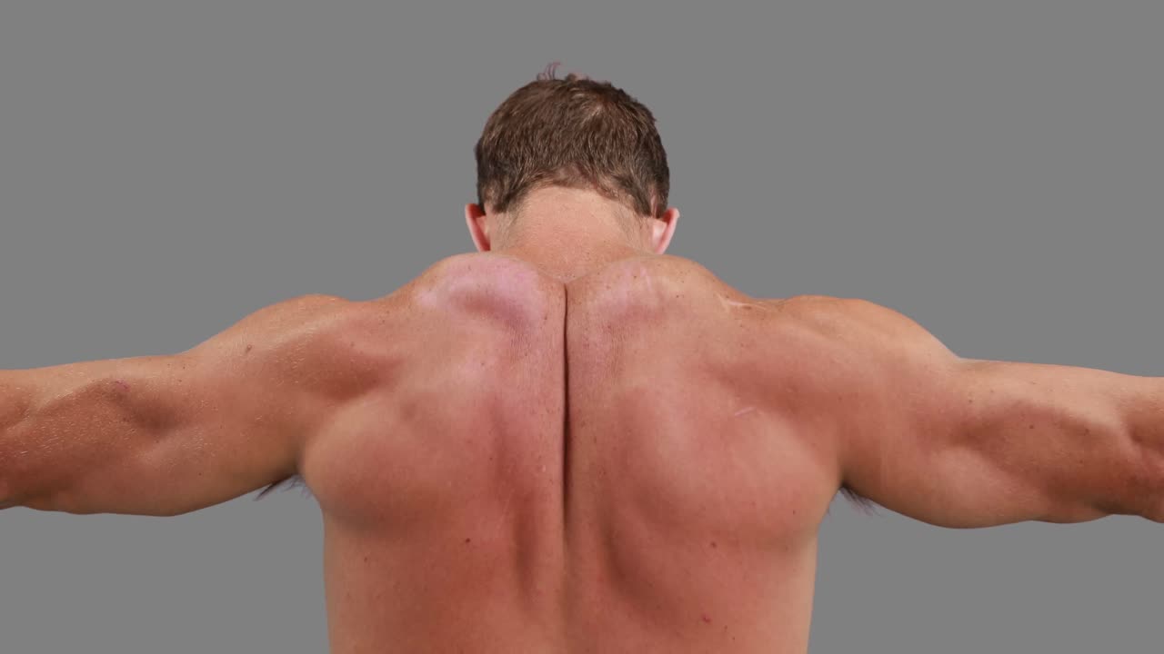 근육질 의 남자 가 등 근육 을 구부리는 것