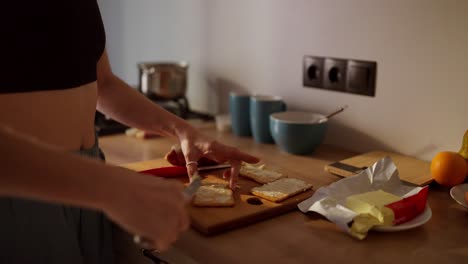 mujer preparando un bocadillo de desayuno rápido en la cocina