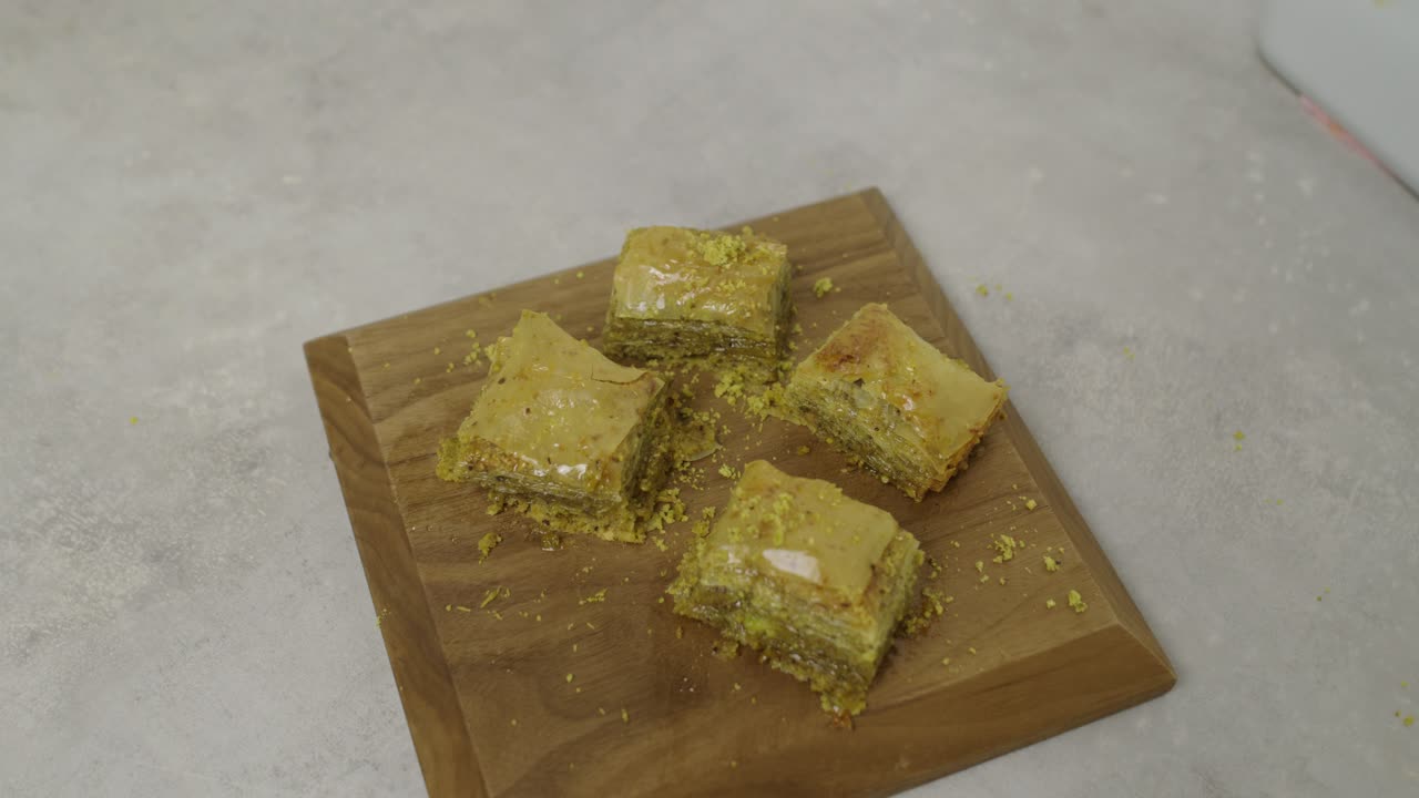 Koristeltuja pistaasibaklavapaloja puualustalla