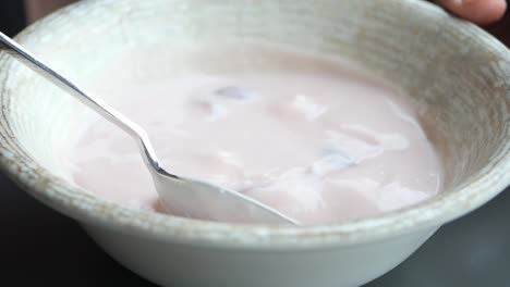 Frischer-Joghurt-In-Einer-Schüssel-Auf-Dem-Tisch