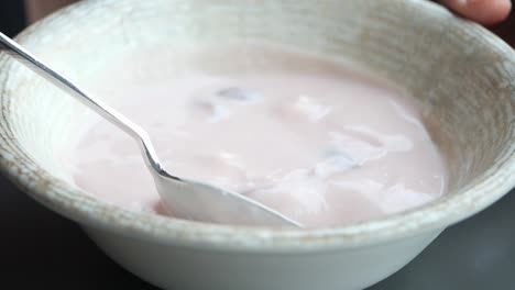 yogur fresco en un tazón en la mesa