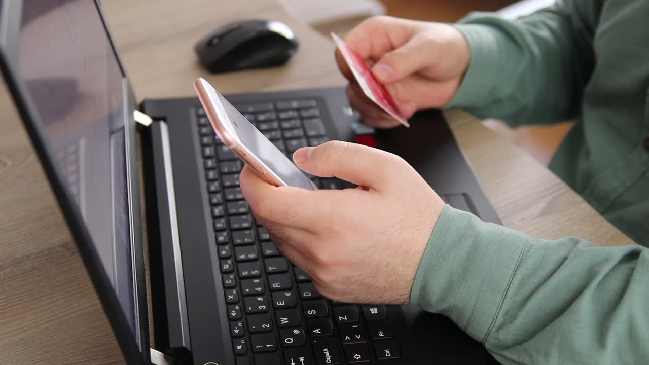 compras en línea en computadora portátil con tarjeta de crédito