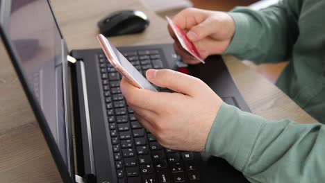 compras en línea en computadora portátil con tarjeta de crédito
